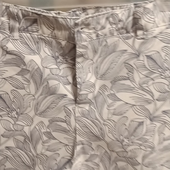 NWOT crown & ivy kids girl's blue and white floral print shorts Size 14 - Picture 2 of 3